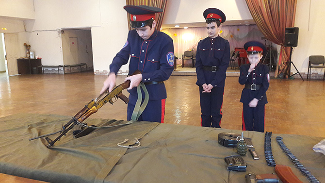 Молодые казаки соревновались в разборке АКМ