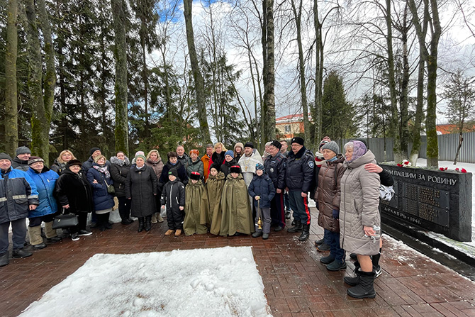 Возложение цветов к воинскому монументу
