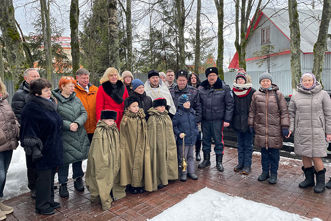 Возложение цветов к воинскому монументу