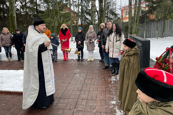 Возложение цветов к воинскому монументу