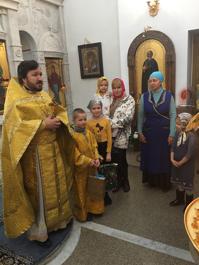 Приходская акция «Согреем детские сердца»