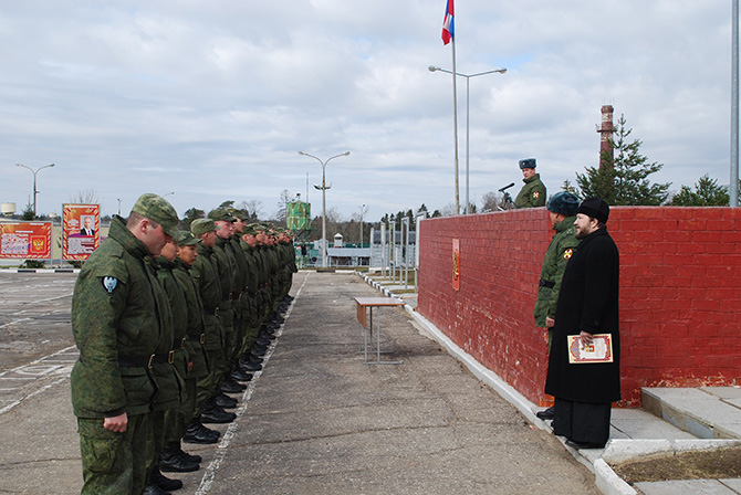 Священники поздравили с Пасхой военнослужащих