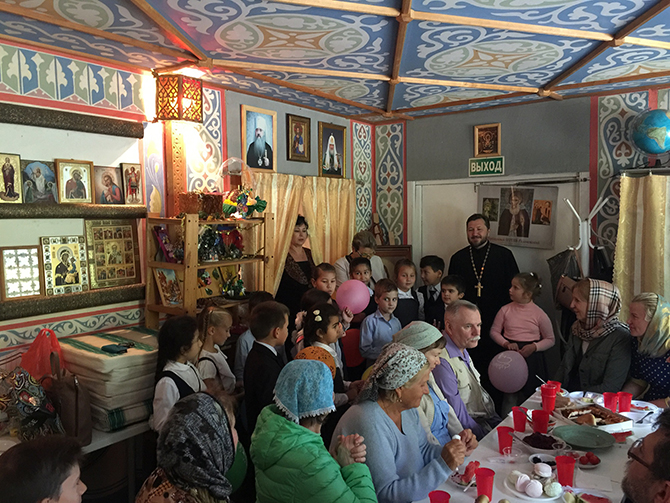 Школьники поздравили прихожан