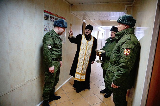 Александр Азаров поздравил воинов с праздником